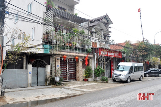 Treo đèn trang trí trên đường điện hạ thế: Hiểm nguy rình rập!