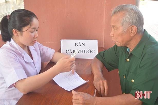 Hơn 200 người nghèo, đối tượng chính sách được khám, cấp thuốc miễn phí