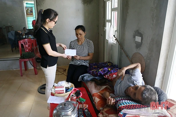 Xót xa gia cảnh người vợ 16 năm chăm chồng gãy cột sống