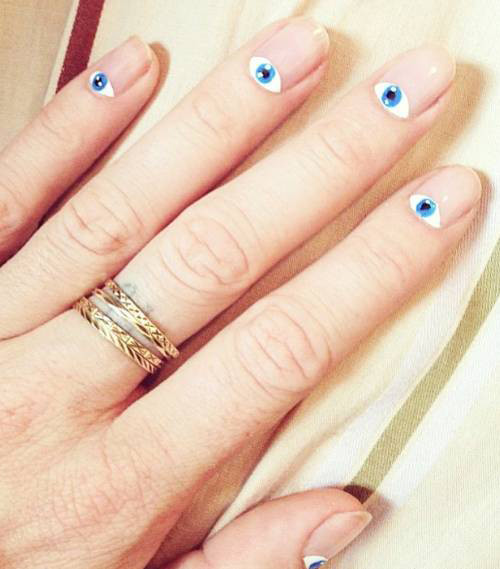 Những mẫu móng tay cho cô dâu chọn đám cưới tối giản