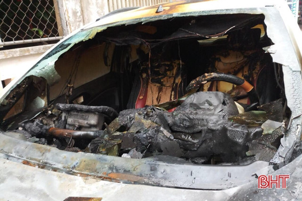 Đang đêm, xe Ford Eco Sport đậu ngoài đường bỗng dưng bốc cháy