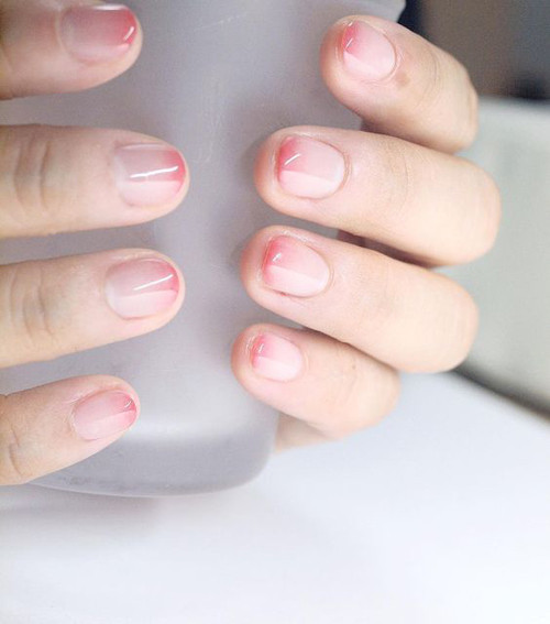 Những mẫu móng tay cho cô dâu chọn đám cưới tối giản