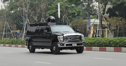 Chiếc bán tải hạng nặng trong đoàn xe hộ tống Tổng thống Mỹ đã được biến đổi sang 6 cửa và lắp thêm cabin sau. Tuy nhiên nó vẫn sử dụng nền tảng của F-350 Super Duty thương mại. Ảnh: Tới Nguyễn. “Tân binh” Ford F-350 Super Duty trong đoàn xe hộ tống ông Trump