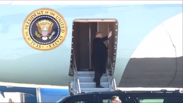 Thế giới ngày qua: Tổng thống Mỹ Donald Trump lên chuyên cơ Air Force One tới Việt Nam
