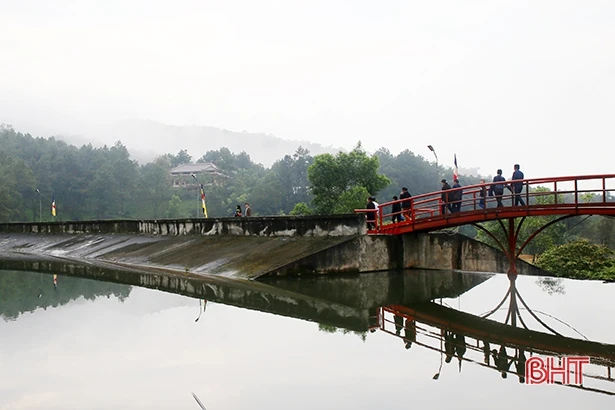 Chùa Hang Hà Tĩnh tổ chức lễ an vị tượng Đức Phật đản sanh