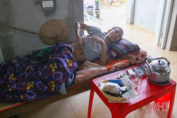 Xót xa gia cảnh người vợ 16 năm chăm chồng gãy cột sống
