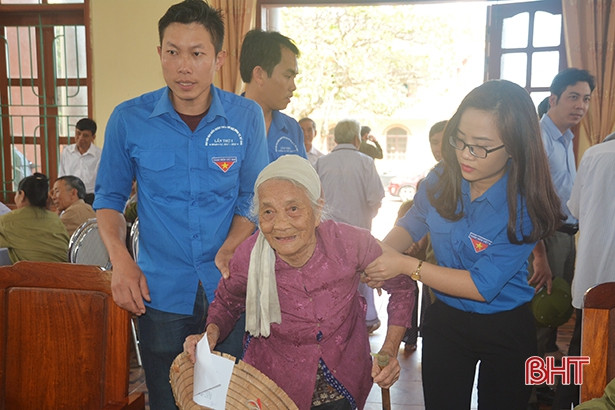 Hơn 200 người nghèo, đối tượng chính sách được khám, cấp thuốc miễn phí