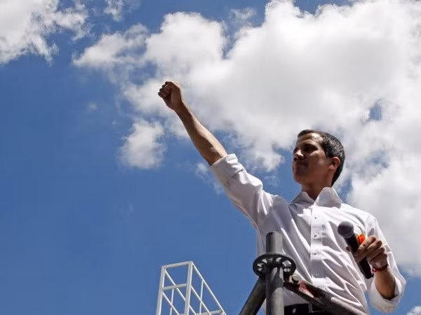 Thế giới ngày qua: Tổng thống Mỹ Donald Trump lên chuyên cơ Air Force One tới Việt Nam