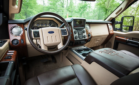 Ford F-350 Super Duty là một trong những mẫu bán tải tốt nhất hiện nay với doanh số luôn dẫn đầu qua các năm. Xe trang bị động cơ V8 6,2 lít, công suất 385 mã lực và mô-men xoắn 583 Nm. Trong khi đó, phiên bản động cơ dầu V8 turbo diesel 6,7 lít cho công suất lên tới 440 mã lực và mô-men xoắn 1.254 Nm, đi cùng hộp số tự động 6 cấp. Xe có sức kéo lên tới 14 tấn. Ảnh: Car and driver. “Tân binh” Ford F-350 Super Duty trong đoàn xe hộ tống ông Trump