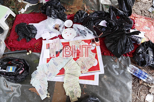 Khởi tố 17 đối tượng trong vụ đánh bạc ở đồi Trạng Nẹo - Hương Khê