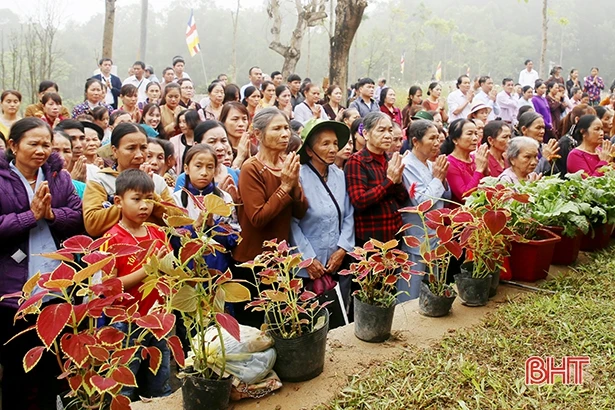 Chùa Hang Hà Tĩnh tổ chức lễ an vị tượng Đức Phật đản sanh