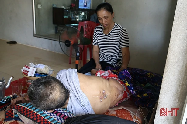 Xót xa gia cảnh người vợ 16 năm chăm chồng gãy cột sống