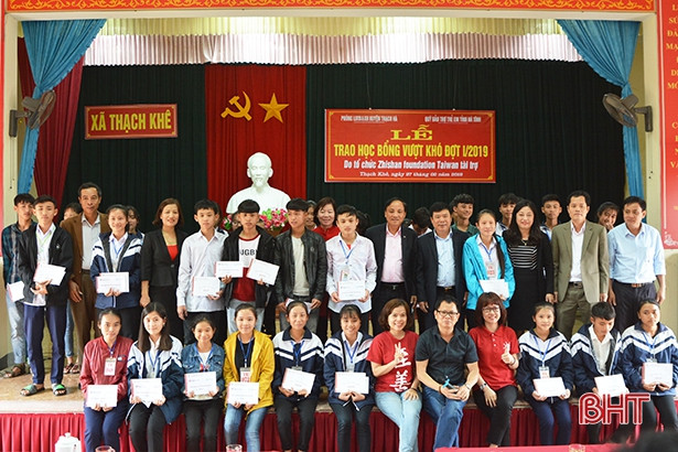 Trao 99 suất học bổng cho học sinh khó khăn huyện Thạch Hà