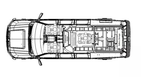 Với kích thước to gần gấp đôi đàn em F-150, Ford F-350 Super Duty có không gian nội thất rộng rãi. Bản thương mại có ghế được bọc da cao cấp không thua gì những chiếc xe sang, vô lăng lớn tích hợp hàng tá nút chức năng. Cũng vì thân hình quá khổ nên F-350 đòi hỏi khả năng xử lý nhiều hơn F-150, tuy nhiên xe có khả năng đánh lái rất nhẹ và phản ứng nhanh. Chiếc xe Roadrunner được tháo hết hàng ghế sau để làm trung tâm kiểm soát an ninh di động. Ảnh: The Drive. “Tân binh” Ford F-350 Super Duty trong đoàn xe hộ tống ông Trump