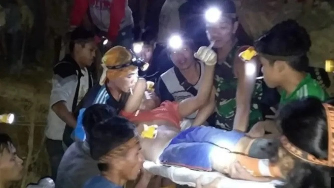 Sập mỏ vàng bất hợp pháp ở Indonesia, hơn 60 người bị chôn vùi
