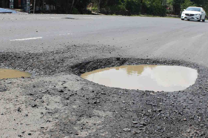 xe ô tô rơi ổ gà Vì sao ô tô bị nổ lốp?