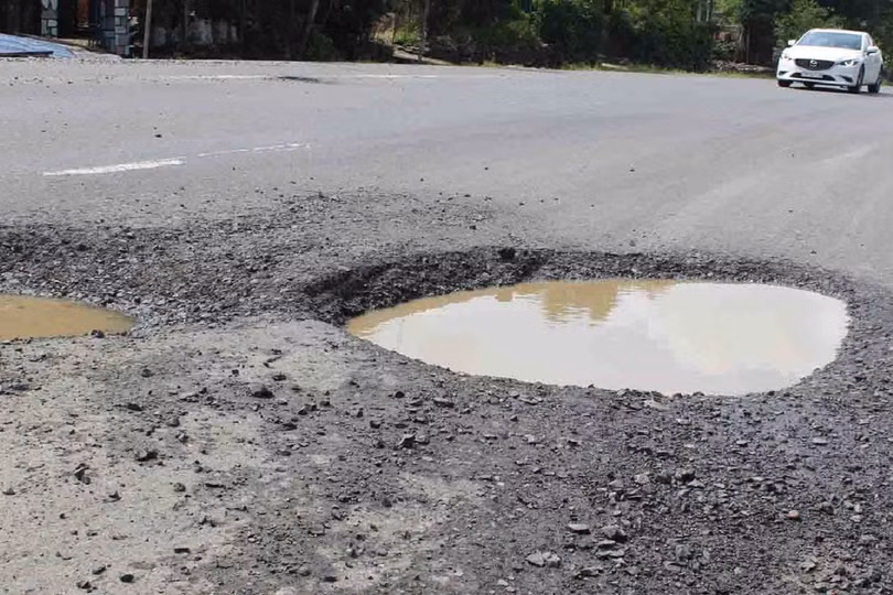 xe ô tô rơi ổ gà Vì sao ô tô bị nổ lốp?