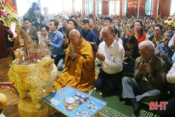 Chùa Hang Hà Tĩnh tổ chức lễ an vị tượng Đức Phật đản sanh