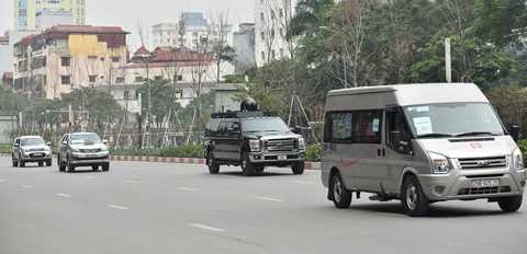 Ford F-350 Super Duty là "tân bình" vừa được bổ sung trong đoàn xe tháp tùng tổng thống Mỹ. Mẫu xe này xuất hiện lần đầu trong lễ nhậm chức của Tổng thống Trump và đi sau cùng trong đoàn hộ tống. Chiếc xe lập tức gây chú ý cho giới quan sát bởi quả cầu đen gắn phía trên nóc xe. Ảnh: Tới Nguyễn. “Tân binh” Ford F-350 Super Duty trong đoàn xe hộ tống ông Trump