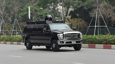 Một số đồn đoán ban đầu cho rằng quả cầu đen bí ẩn là vũ khí laser dùng để tấn công các thiết bị bay không người lái, hoặc các mục tiêu khả nghi. Cơ quan Mật vụ Mỹ sau đó xác nhận chiếc xe là phiên bản mới Road Runner, có nhiệm vụ bọc lót, liên lạc tầm xa. Ảnh: Tới Nguyễn. “Tân binh” Ford F-350 Super Duty trong đoàn xe hộ tống ông Trump