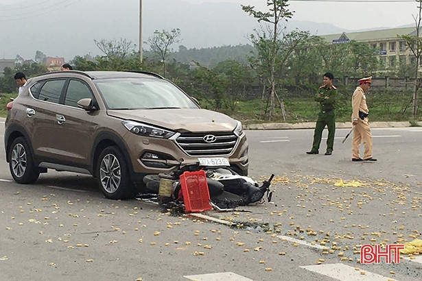 Ô tô va chạm với xe máy, một phụ nữ mang thai chuyển viện cấp cứu