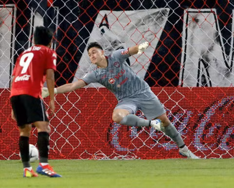 Báo Thái Lan choáng với pha cứu thua không tưởng của Văn Lâm