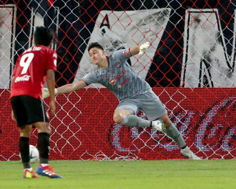 Báo Thái Lan choáng với pha cứu thua không tưởng của Văn Lâm