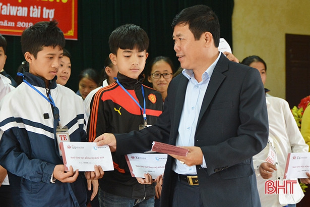 Trao 99 suất học bổng cho học sinh khó khăn huyện Thạch Hà