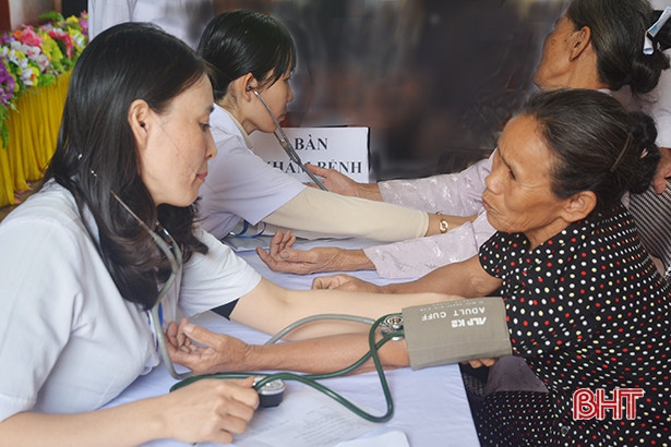 Hơn 200 người nghèo, đối tượng chính sách được khám, cấp thuốc miễn phí