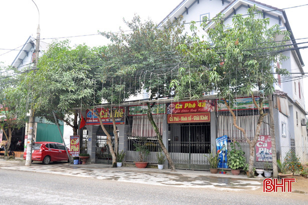 Treo đèn trang trí trên đường điện hạ thế: Hiểm nguy rình rập!