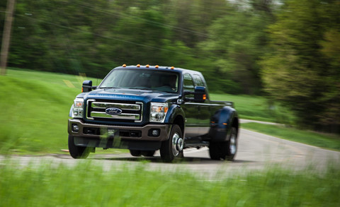 Phiên bản tiêu chuẩn sử dụng hệ dẫn động cầu sau, trong khi các phiên bản cao cấp hơn trang bị hệ dẫn động 4 bánh, giúp xe hoạt động ổn định ở địa hình phức tạp. Tùy thuộc vào các biến thể và thông kỹ thuật, Ford F-350 Super Duty có giá từ 33.700 - 70.000 USD. Ảnh: Car and driver. “Tân binh” Ford F-350 Super Duty trong đoàn xe hộ tống ông Trump