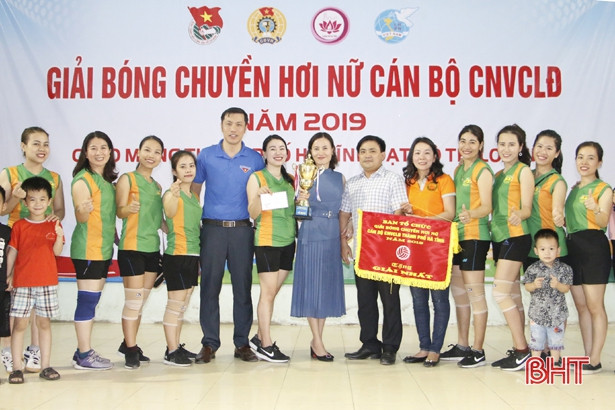 Trường Mầm non I giành quán quân Giải Bóng chuyền hơi nữ TP Hà Tĩnh