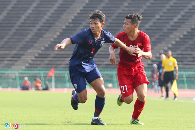 Vốn chỉ là đội hình hai của U22 Việt Nam (áo đỏ), các học trò của HLV Nguyễn Quốc Tuấn đã chơi không tệ khi đứng nhất trong một bảng đấu có Thái Lan, dừng bước ở bán kết bởi một quả phạt đền. Ảnh: Ngọc Anh. U22 Việt Nam bại trận: Sau thế hệ Quang Hải là khoảng trống?