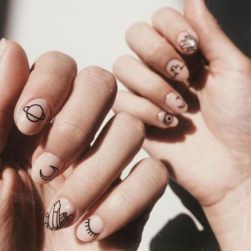 Những mẫu móng tay cho cô dâu chọn đám cưới tối giản