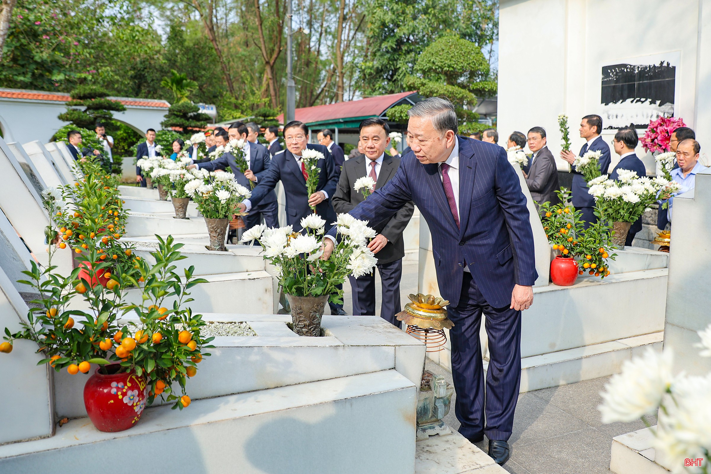 Tổng Bí thư Tô Lâm và các đồng chí trong đoàn dâng hoa lên phần mộ các nữ liệt sỹ TNXP.