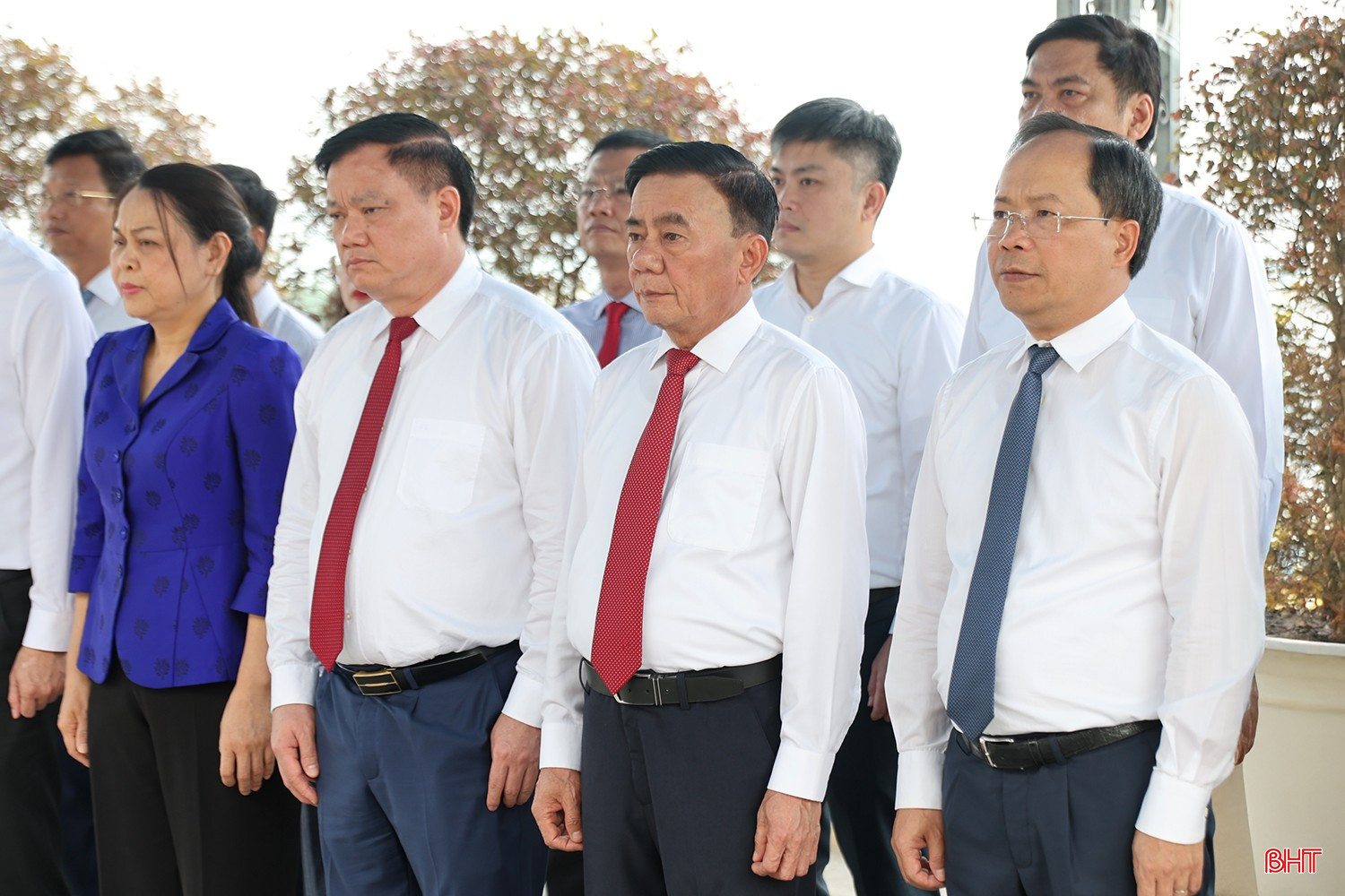 Đồng chí Trần Cẩm Tú và các đồng chí trong đoàn tham gia nghi lễ dâng hương.