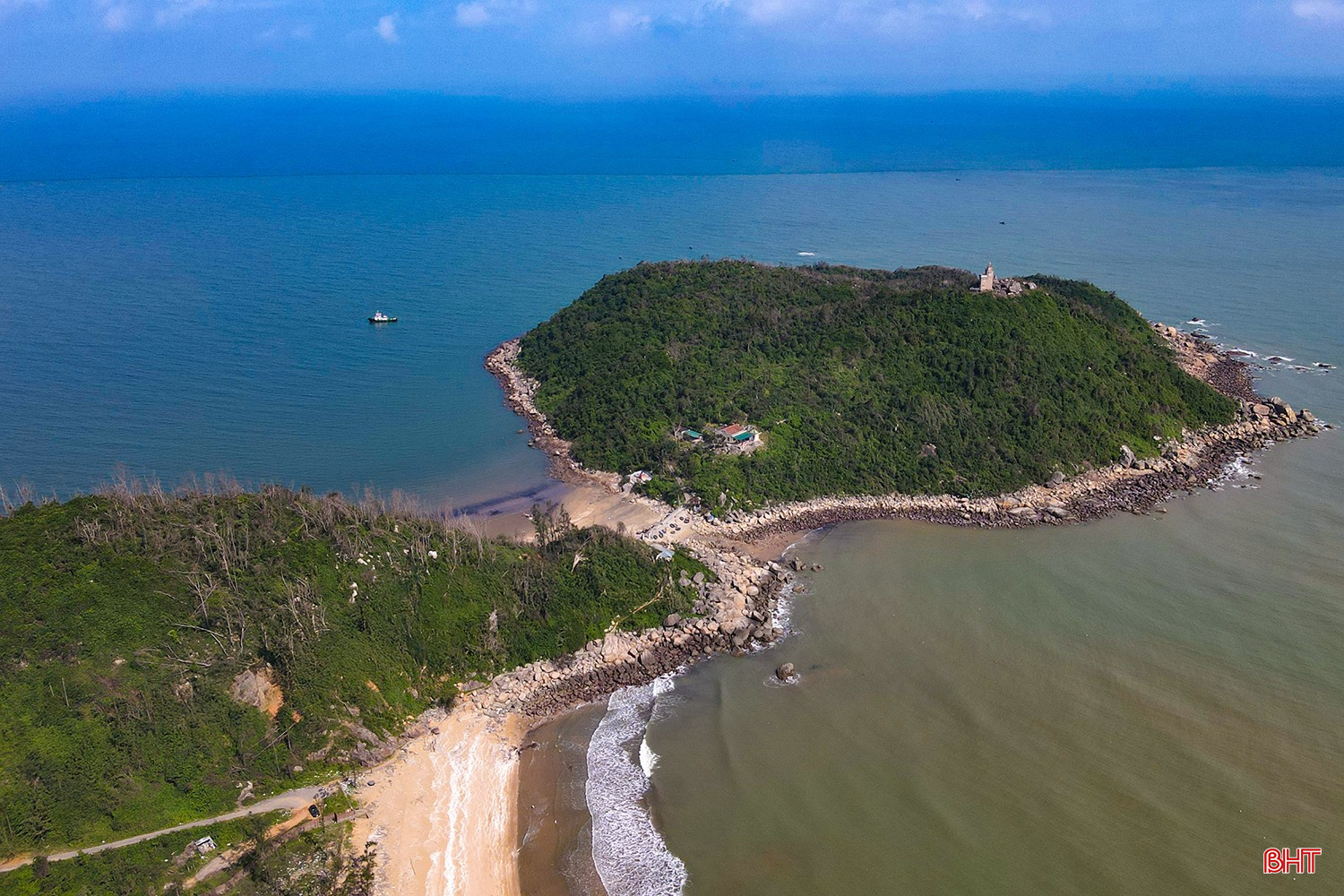 Thuộc dãy núi Nam Giới, quãng tiếp giáp giữa ngọn Long Ngâm với ngọn Mũi Lố, núi được hạ thấp đến mức xấp xỉ gần bằng độ cao của mặt nước biển, tạo thành một dải eo được người dân đặt tên là Eo Lói.