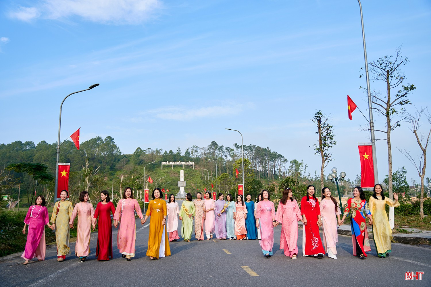 Trên nền lịch sử hào hùng, sức sống mới đang từng ngày lan tỏa, làm cho vùng đất thiêng thêm rộn ràng, ấm áp trong lòng mỗi người dân Việt Nam.