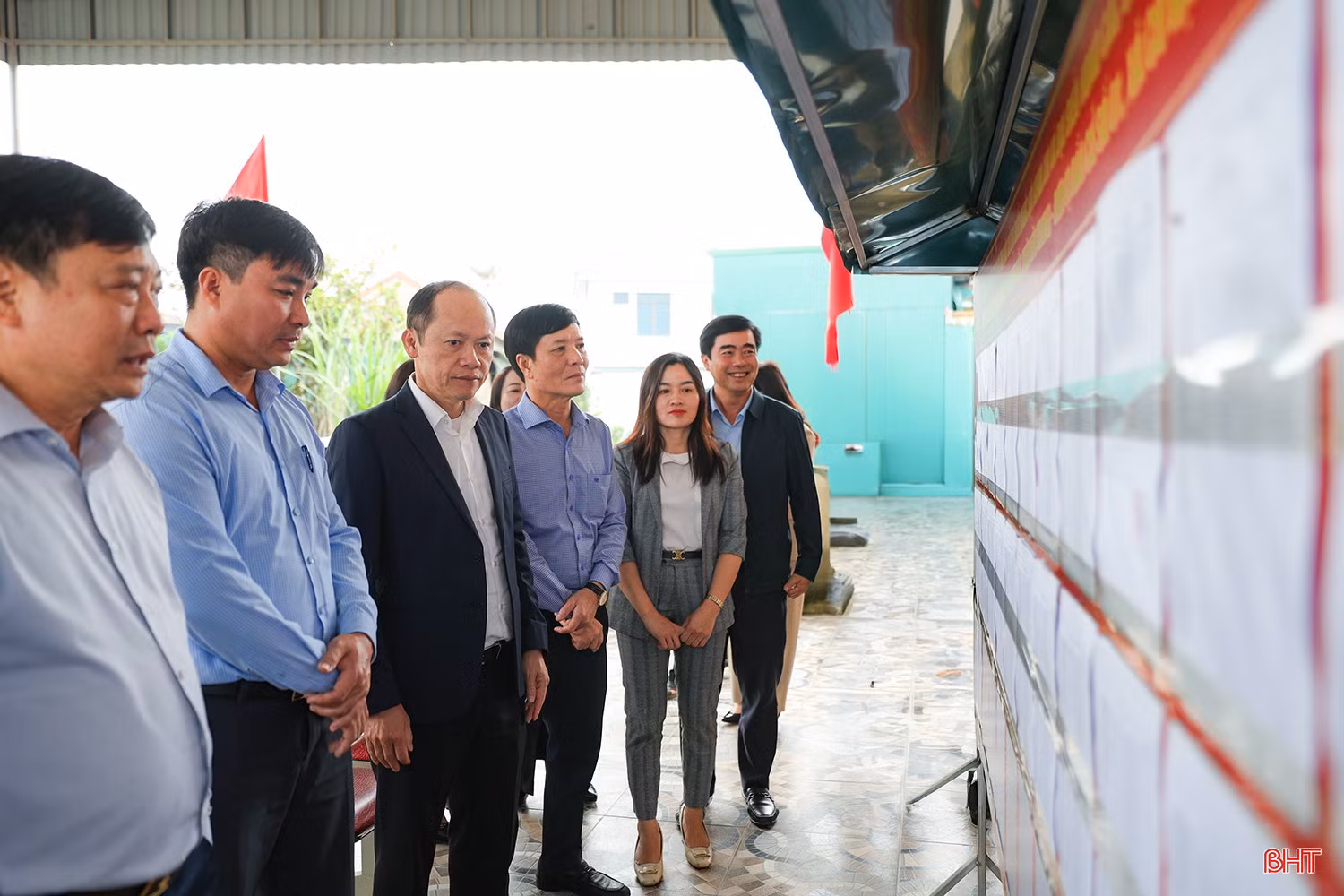 Đoàn công tác kiểm tra tại khu vực bỏ phiếu số 3 (thôn Văn Thanh), xã Cổ Đạm.