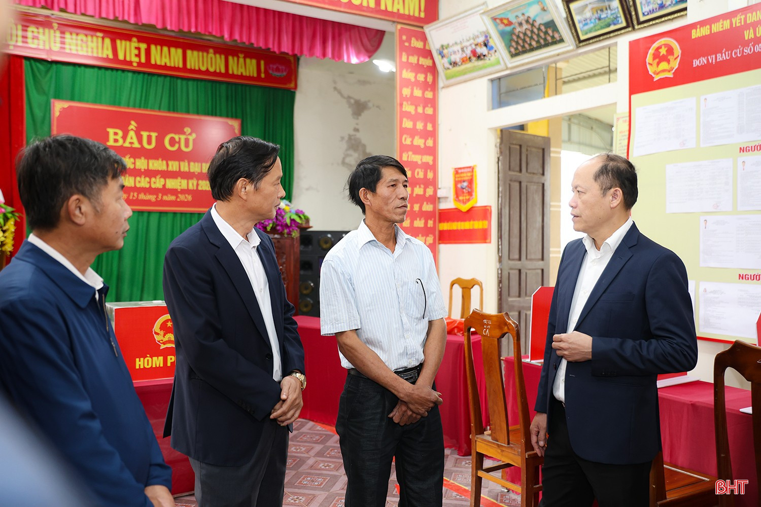 Đoàn công tác kiểm tra tại khu vực bỏ phiếu số 7 (thôn Đông Thịnh), xã Hồng Lộc.