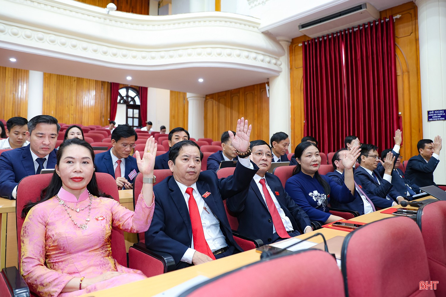 Đại biểu biểu quyết thông qua các dự thảo nghị quyết được trình.