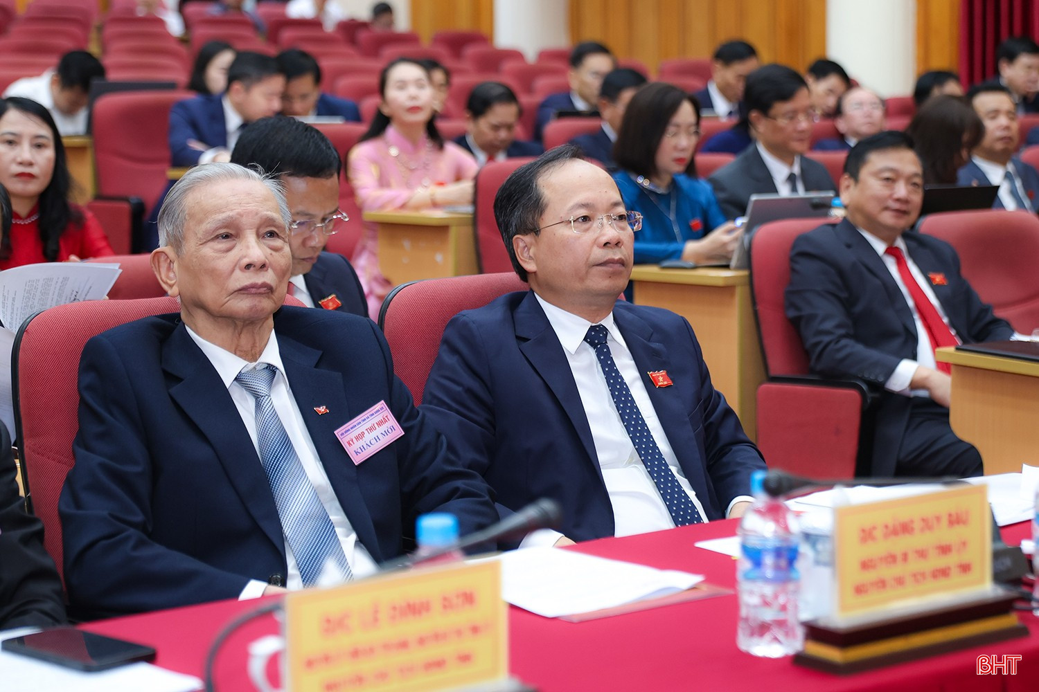 Đồng chí Nguyễn Duy Lâm - Ủy viên BCH Trung ương Đảng, Bí thư Tỉnh ủy và đồng chí Đặng Duy Báu - nguyên Bí thư Tỉnh ủy, nguyên Chủ tịch HĐND tỉnh tham dự kỳ họp.