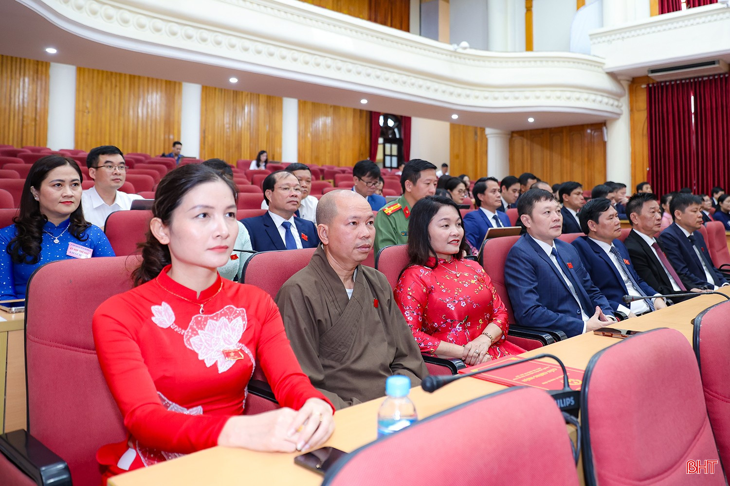 Đại biểu tham dự kỳ họp.