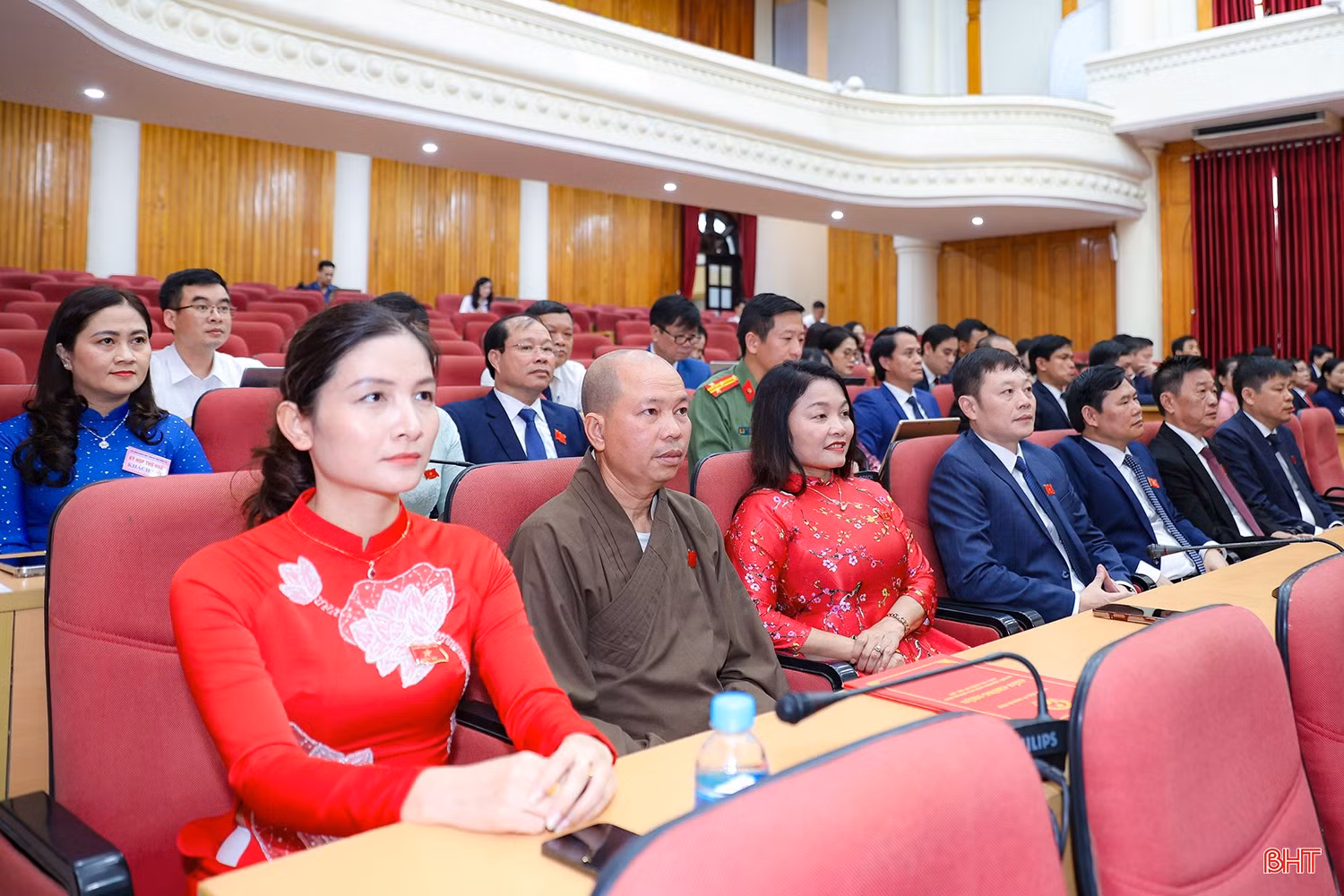 Đại biểu tham dự kỳ họp.