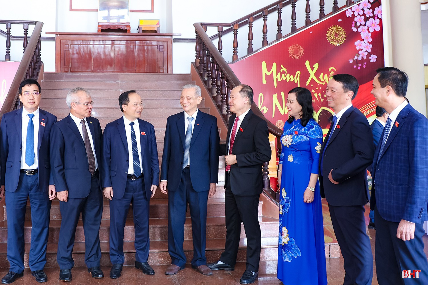 Đại biểu trò chuyện bên lề kỳ họp.