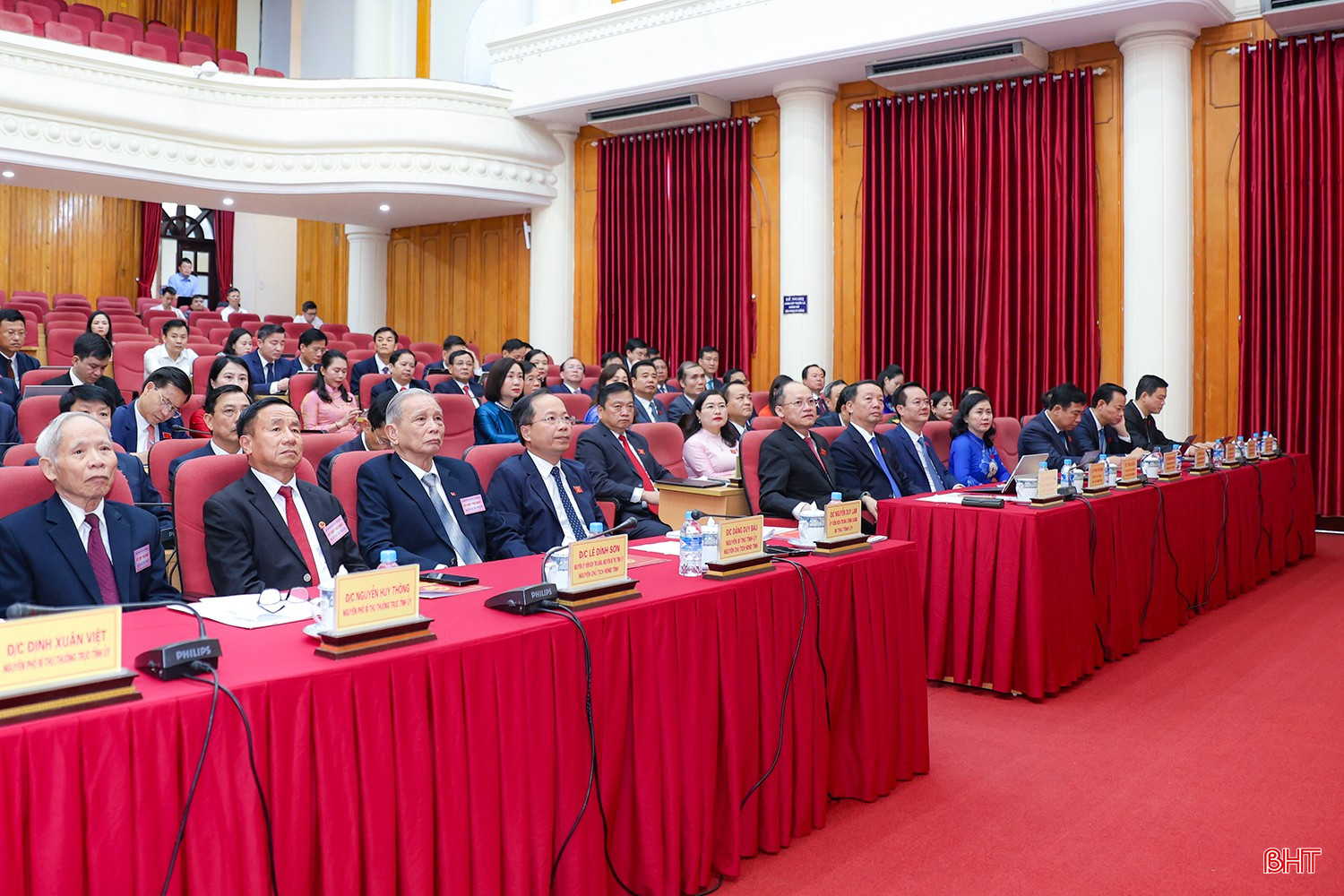 Đại biểu dự kỳ họp.