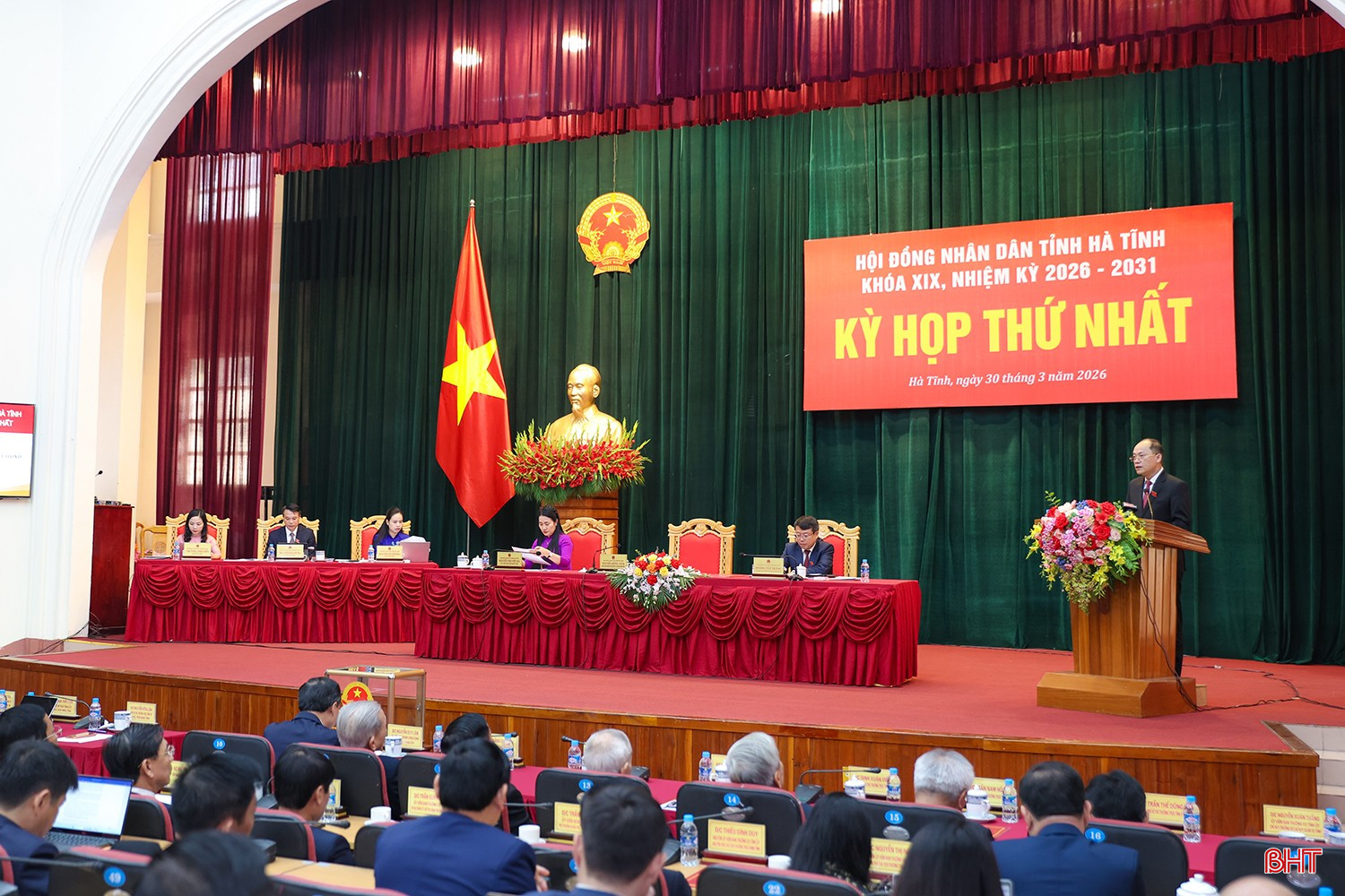 Thay mặt Thường trực HĐND tỉnh, đồng chí Nguyễn Hồng Lĩnh cam kết HĐND tỉnh sẽ tích cực đổi mới, nâng cao chất lượng hoạt động.