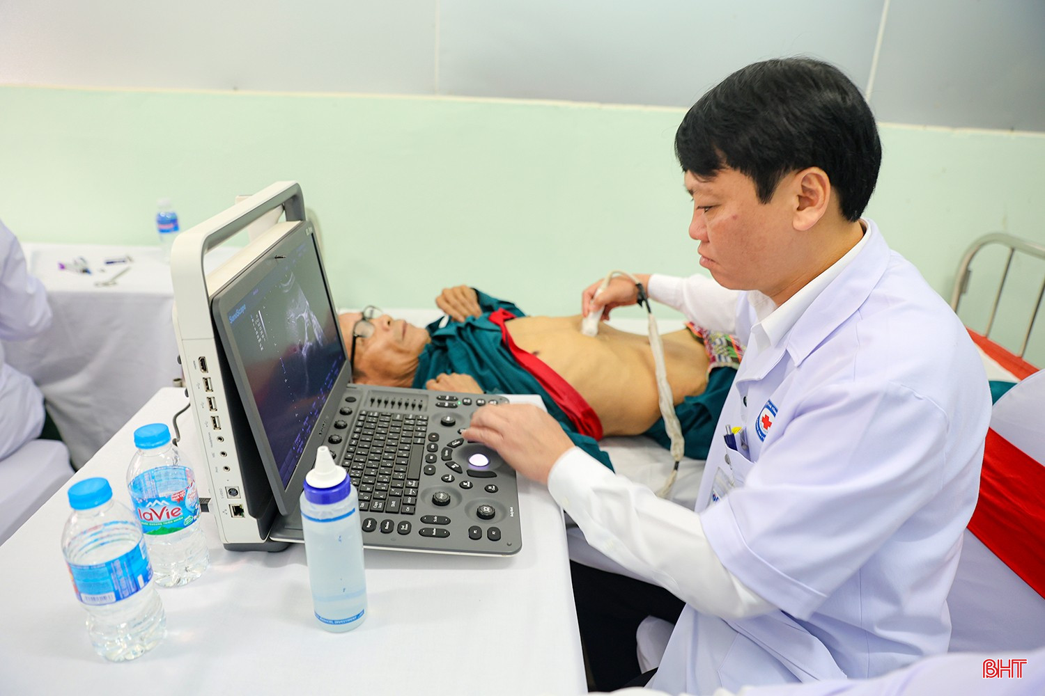 Người dân được thăm khám chu đáo thông qua những thiết bị y tế hiện đại.