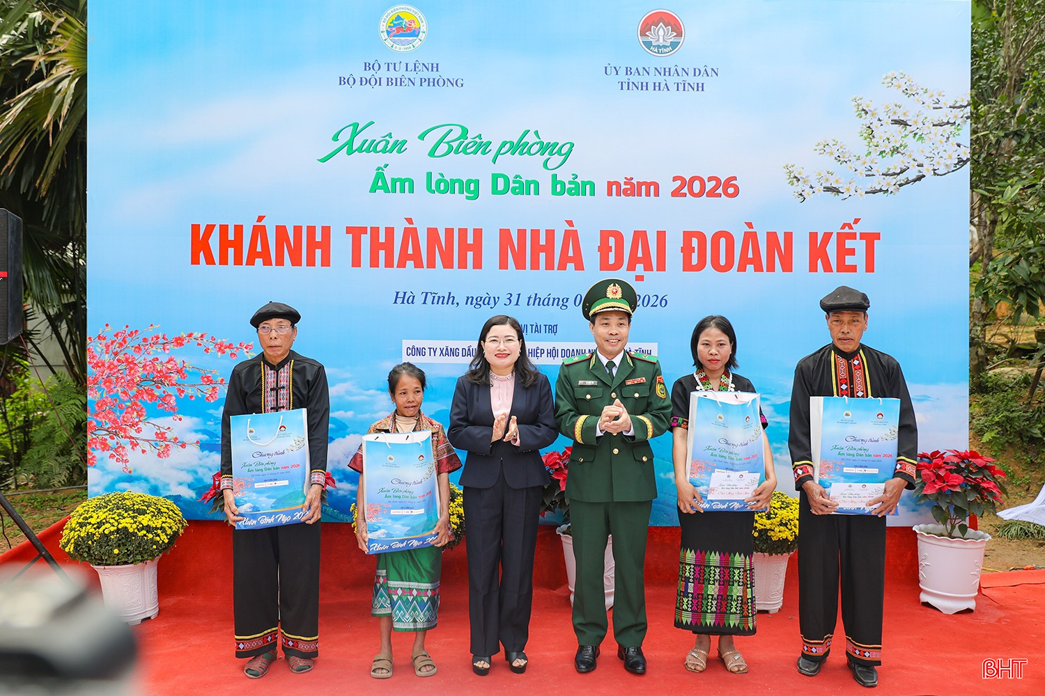 Thiếu tướng Vũ Quốc Ân - Phó Chính ủy Bộ đội Biên phòng Việt Nam; Phó Chủ tịch UBND tỉnh Hà Tĩnh Nguyễn Thị Nguyệt tặng quà cho 4 gia đình tại chương trình. Mỗi căn nhà được Ban Chỉ huy BĐBP tỉnh Hà Tĩnh, Đồn Biên phòng Bản Giàng, Công ty Xăng dầu Hà Tĩnh và các đơn vị hỗ trợ 70 triệu đồng.