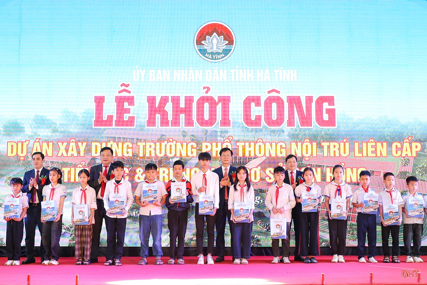 bqbht_br_cac-dong-chi-lanh-dao-tinh-trao-cac-phan-qua-tang-cac-em-hoc-sinh-hoan-canh-kho-khan-tren-dia-ban.jpg
